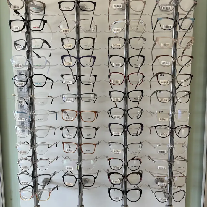 Exhibidor del local con armazones para anteojos recetados, en cuatro columnas